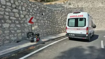 Motosiklet önce yön levhasına, sonra duvara çarptı: 1 ağır yaralı