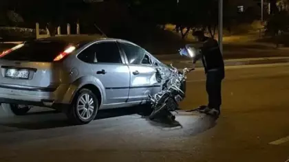 Motosiklet otomobile ok gibi saplandı: 1 ölü, 1 yaralı