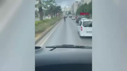 Motosiklet sürücüsü yaptığı hareketle gönülleri fethetti