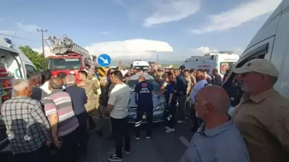 Muradiye'de otomobil ile minibüs çarpıştı: 5 yaralı