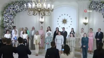 NATO Zirvesi'nde sürpriz konser: Ajda Pekkan lider eşleri için sahne aldı