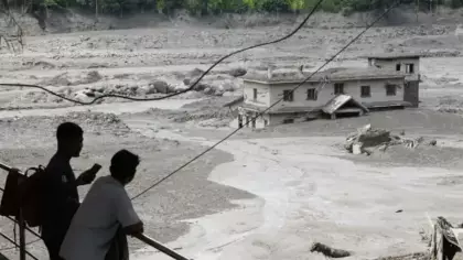 Nepal'de sel 8 can aldı!