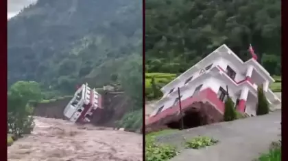 Nepal'de şiddetli yağışların ardından bir ev sel sularına gömüldü