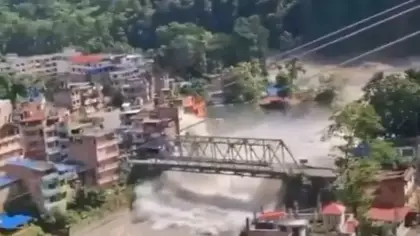 Nepal'i aniden sel vurdu: Nehir taştı, köyler sular altında kaldı
