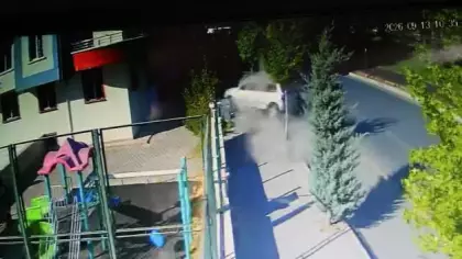 Nevşehir'de kontrolden çıkan otomobil apartman bahçesine uçtu