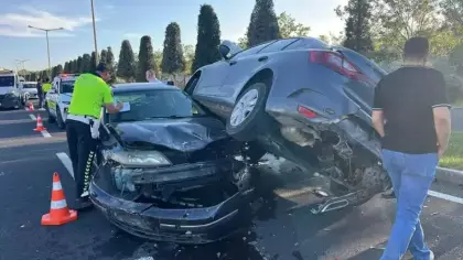 Nevşehir'de zincirleme kaza: 4 araç birbirine girdi, 5 yaralı var