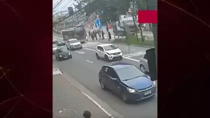Öfkeli sürücü aynasına vuran bisikletliye dehşeti yaşattı