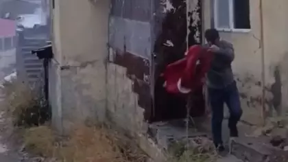 Okul yangınında yürekleri ısıtan görüntü: Türk bayrağını böyle korudu