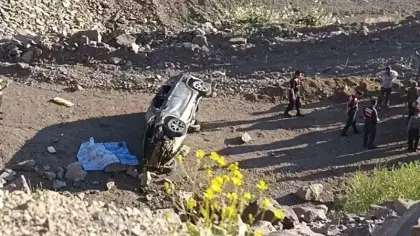 Otomobil dere yatağına devrildi: 3 kişi hayatını kaybetti