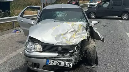 Otomobil ile hafif ticari araç çarpıştı: Yaralılar var