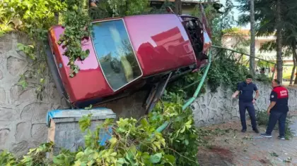 Otomobil istinat duvarında asılı kaldı