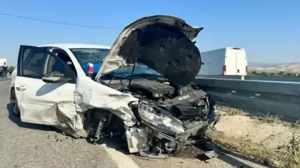 Otomobil motosiklete çarptı: 1 ölü, 1'i bebek 3 yaralı