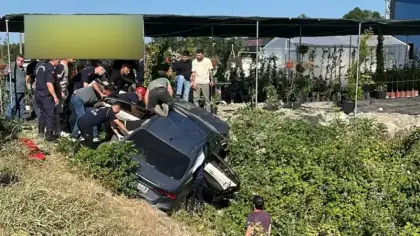 Otomobil su kanalına devrildi! Anne ve kızından acı haber!
