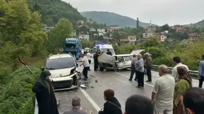 Otomobil ve hafif ticari araç çarpıştı: 1'i bebek, 7 yaralı