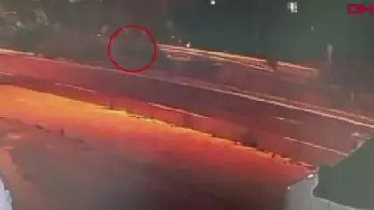Otomobilin çarptığı çocuk ağır yaralandı; kaza kamerada