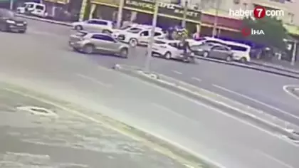 Otomobille çarpışan motosikletteki 2 kişi yaralandı, kaza kameraya yansıdı