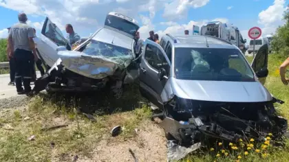 Otomobiller çarpıştı: 1 ölü, 5 yaralı