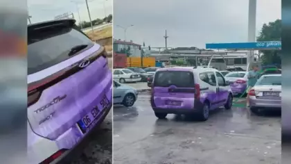 Otomobiller mora boyandı: Yola dökülen boya araç sahiplerini çıldırttı!