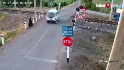 Özbekistan'da ihlal can aldı: Yük treni kırmızı ışıkta geçen araca çarptı