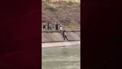 Özbekistan'da su kanalında yaşanan can pazarı kameraya yansıdı...