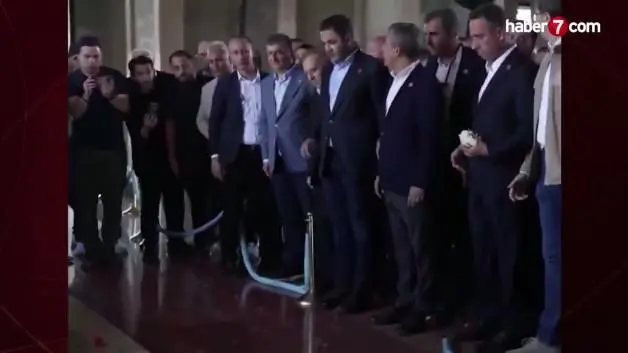 Özgür Özel'in çelenk şovu hüsrana döndü! Anıtkabir'de ilginç anlar