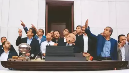Özgür Özel'in 'Milli Görüş ceketi' giydiği gün: Darbe gecesi Gazi Meclis'te neler yaşandı?
