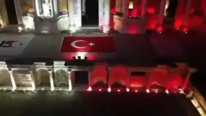 Pamukkale ve Hierapolis Antik Kenti, Türk bayrağı renklerinde ışıklandırıldı