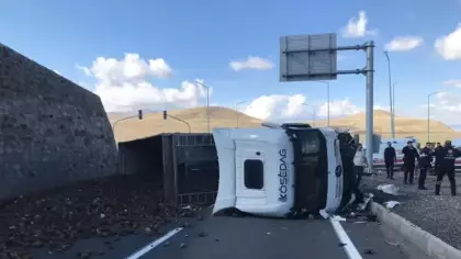 Pancar yüklü TIR ile otomobil çarpıştı: 4 ölü, 1 yaralı