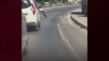 Para dolu çuval patlayınca trafikte ilginç anlar ortaya çıktı