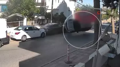 Park halindeki araca çarpan araba takla attı