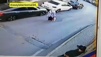 Pazardan dönen yaşlı kadına sokak ortasında saldırdı! Vurup kaçtığı an kamerada