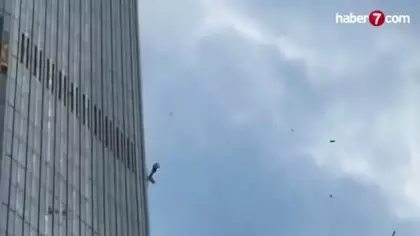 Pekin'in en yüksek gökdelenine küçük uçak çarptı