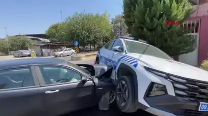 Polis aracıyla otomobil çarpıştı: Yaralılar var