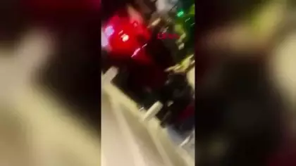 Polis bariyerini ezip kaçmaya çalıştı: Korku dolu anlar saniye saniye kaydedildi
