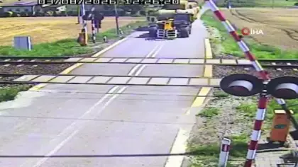 Polonya'da yolcu treni saman yüklü römorka çarptı! Ortalık savaş alanına döndü