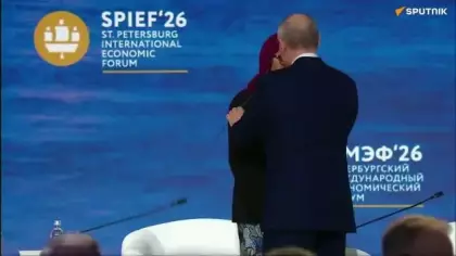Putin'in canlı yayında mikrofon müdahalesi sosyal medyada gündem oldu