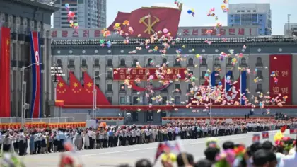 Pyongyang'da tarihi buluşma: Kim, Şi Cinping'i törenle karşılandı