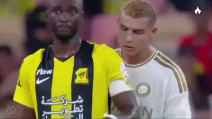 Rakibin taktik notunu okumaya çalışan Ronaldo kameralara yakalandı