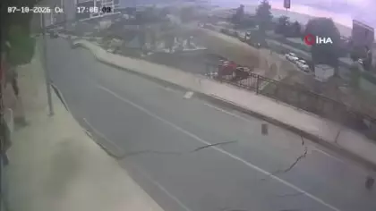Rize’de yolun çökme anı güvenlik kamerasına yansıdı