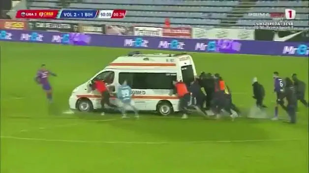 Romanya'da sahada ilerleyemeyen ambulansı futbolcular itikledi!