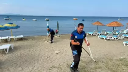 Sabitlenen şezlong ve şemsiyeler sahilden toplandı