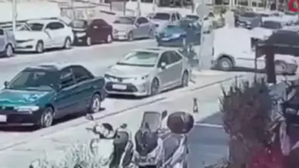 Sağ şeritten sola ani dönüş kazaya yol açtı: 2 polis memuru yaralandı