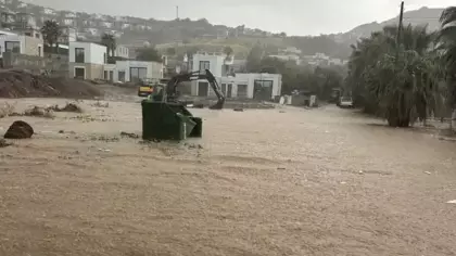 Sağanak vurdu! Yollar göle döndü, iş yerlerini su bastı