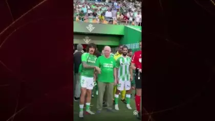 Sahaya çocukların yerine onlar çıktı! Alışılmışın dışında bir seremoni