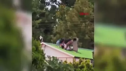Sakarya'da akıma kapılan genç çatıdan sarkıtılarak indirildi, hastanede hayatını kaybetti