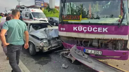 Sakarya'da halk otobüsü ile otomobil kafa kafaya çarpıştı: 5 yaralı