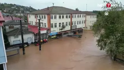 Sakarya'da kuvvetli sağanak: Yollar kapandı, evleri su bastı!