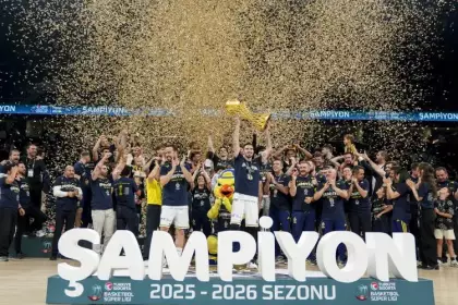 Şampiyon olan Fenerbahçe Beko, kupasını aldı