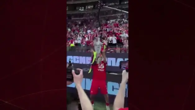 Şampiyonluk kutlamalarında kupa parçalandı! O anlar viral oldu