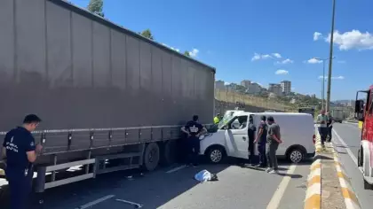 Sancaktepe'de tıra çarpan araç hurdaya döndü: 2 yaralı